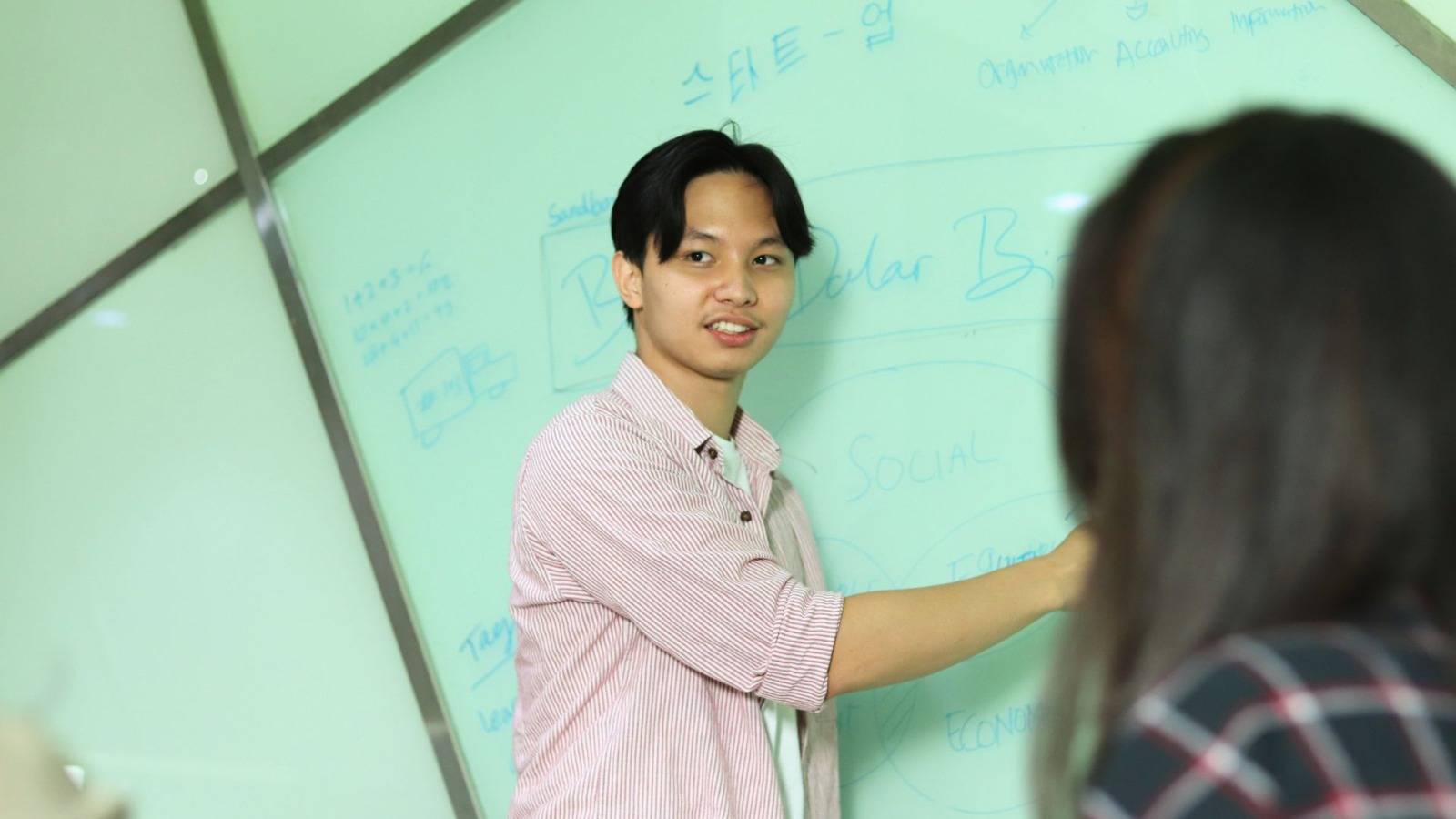 Mengapa Memilih Double Degree? Perbandingan Nilai Tawar di HRD Global